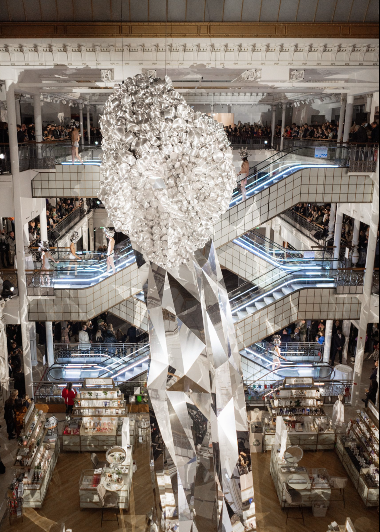 LE BON MARCHÉ INAUGURE “SANGAM”, NOUVELLE EXPOSITION MONUMENTALE DE SUBODH GUPTA-LE BON MARCHÉ RIVE GAUCHE 22