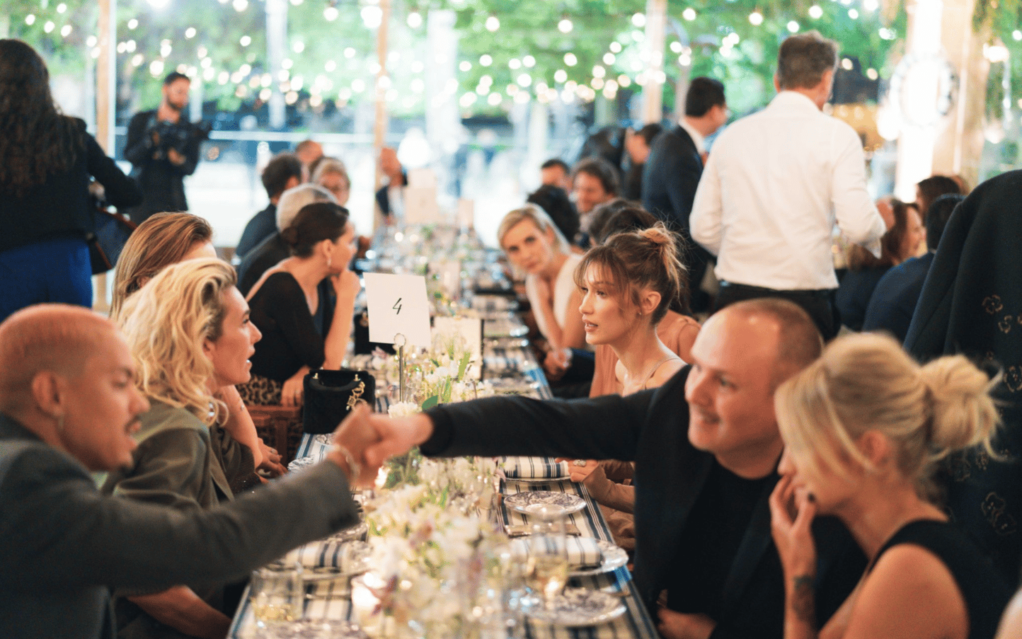 DIOR ET VOGUE PARIS INVITENT PEDRO ALMODÓVAR ET BELLA HADID À LEUR TABLE CANNOISE-FESTIVAL DE CANNES 40