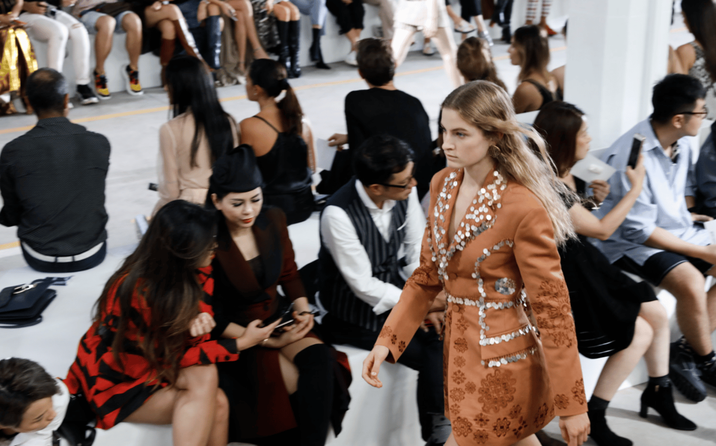 AU PREMIER RANG DU DÉFILÉ ROBERTO CAVALLI PRINTEMPS-ÉTÉ 2019-FASHION WEEK 11