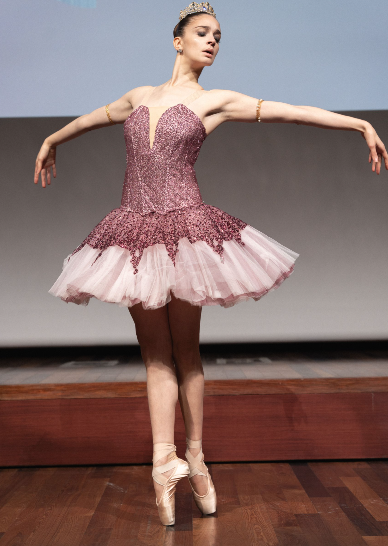 LE SAVOIR-FAIRE FÉMININ FRANÇAIS MIS EN LUMIÈRE PAR LE PRIX DES ARTISANES-SIÈGE LVMH | PARIS | FRANCE 8