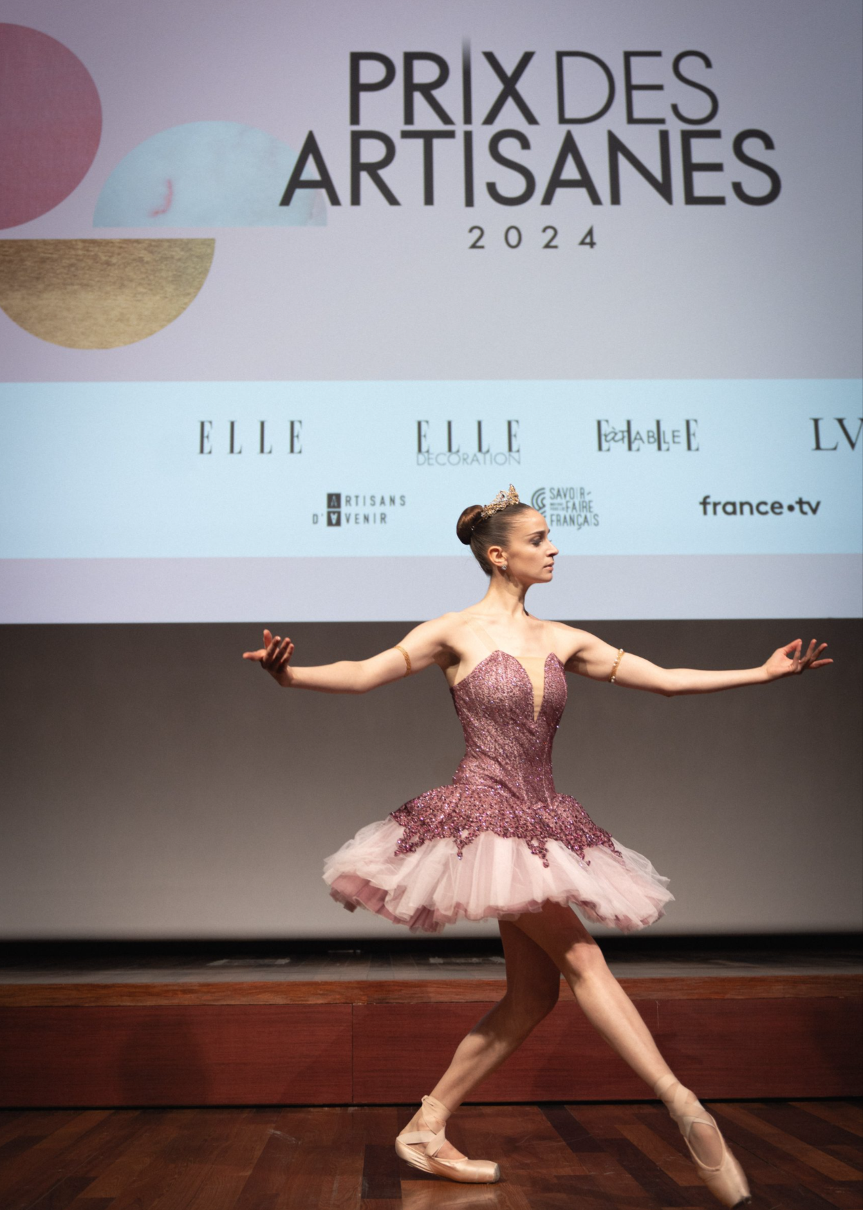 LE SAVOIR-FAIRE FÉMININ FRANÇAIS MIS EN LUMIÈRE PAR LE PRIX DES ARTISANES-SIÈGE LVMH | PARIS | FRANCE 17