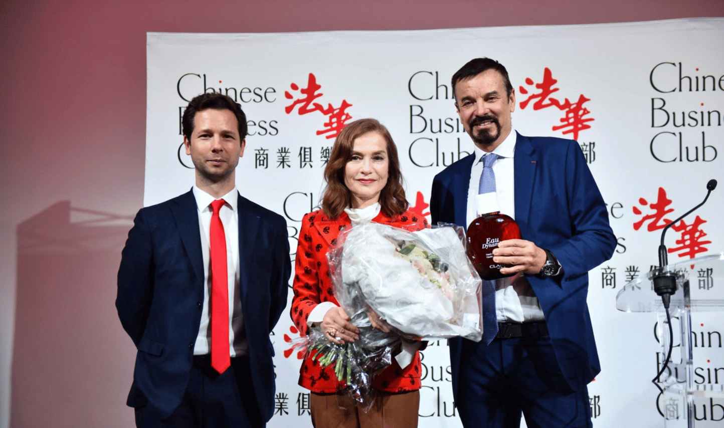 LE CHINESE BUSINESS CLUB ET CLARINS FONT D’ISABELLE HUPPERT LEUR “FEMME DE L’ANNÉE 2018”-PAVILLON CAMBON POTEL ET CHABOT 10