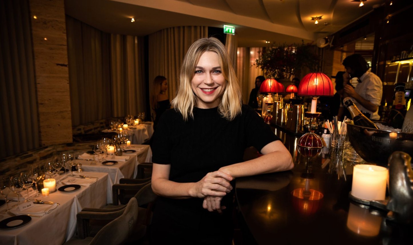 MARION COTILLARD, ISABELLE ADJANI, ET LEÎLA BEKHTI À LA TABLE D’ALBANE CLERET-LA MAISON DU CAVIAR 32