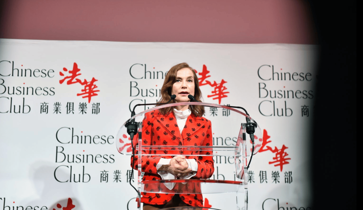 LE CHINESE BUSINESS CLUB ET CLARINS FONT D’ISABELLE HUPPERT LEUR “FEMME DE L’ANNÉE 2018”-PAVILLON CAMBON POTEL ET CHABOT 12