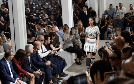 AU PREMIER RANG DU DÉFILÉ ROBERTO CAVALLI PRINTEMPS-ÉTÉ 2019
